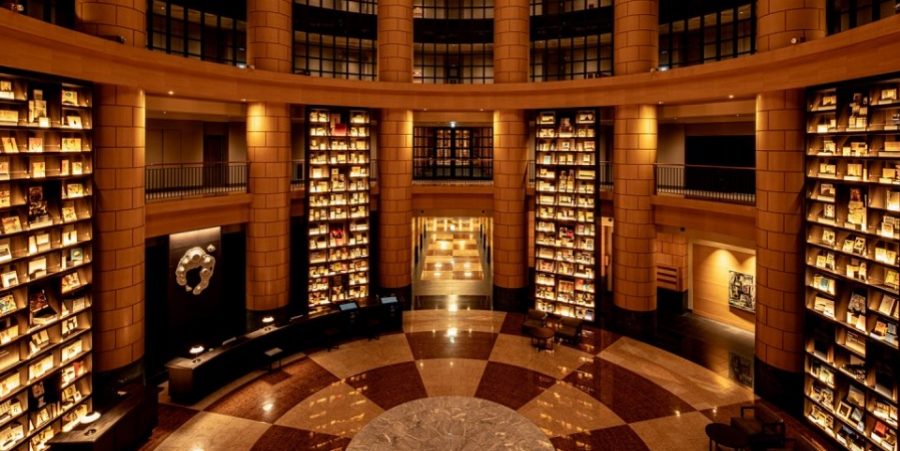 酒店設計典雅，提供豐富的書��籍和舒適的座位。